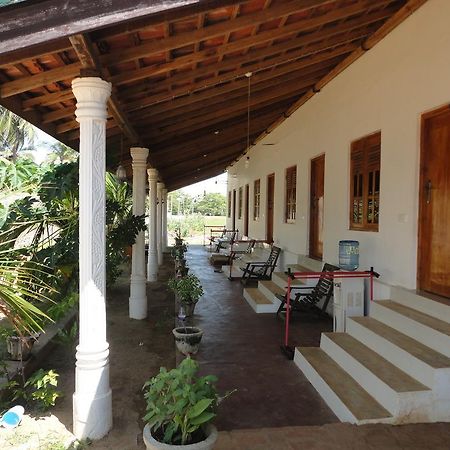 Yoho Hotel Arugambay Beach Inn Arugam Bay Buitenkant foto