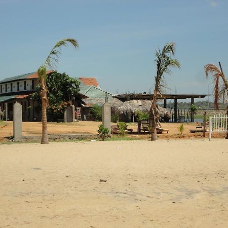 Yoho Hotel Arugambay Beach Inn Arugam Bay Buitenkant foto
